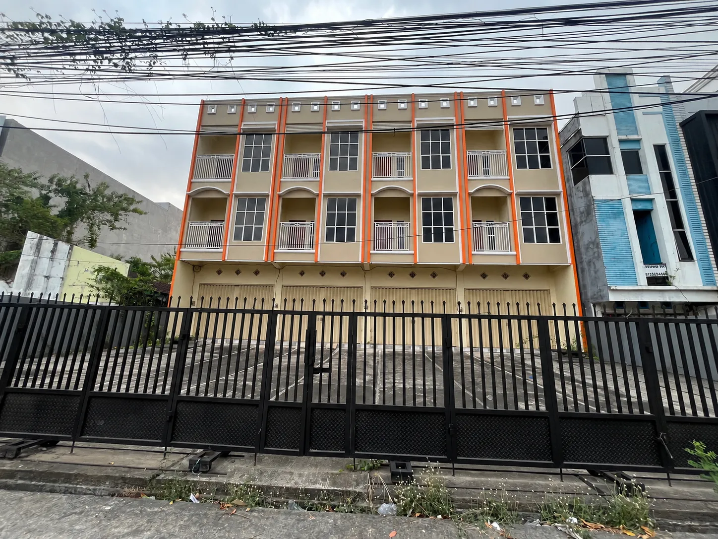Ruko Disewakan 3 Lantai di Lampu Merah Cendana, Kayu Tangi
