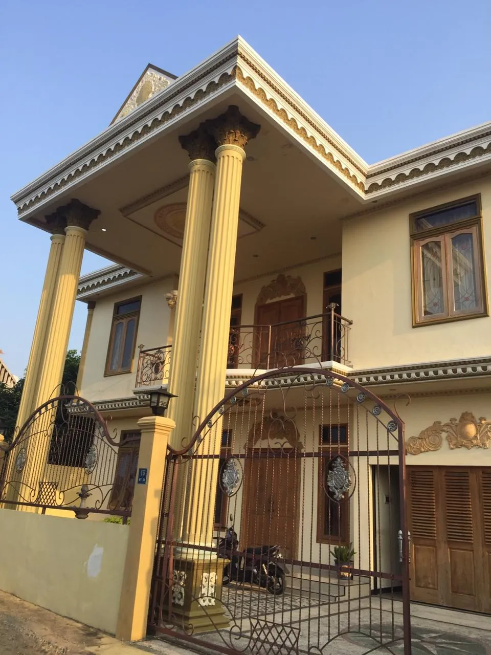 Rumah Dijual 3 Lantai Full Furnished di Sultan Adam, Banjarmasin